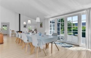 ヒュールスミンネにある3 Bedroom Stunning Home In Juelsmindeの白いダイニングルーム(テーブル、椅子付)