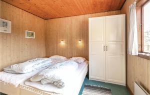 SnogebækにあるEkkoの木製の壁にベッド2台が備わるベッドルーム1室