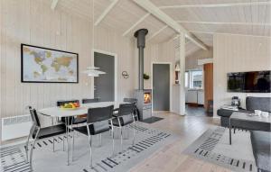 SønderbyにあるAmazing Home In Juelsminde With 3 Bedrooms, Sauna And Wifiのダイニングルーム、リビングルーム(テーブル、椅子付)