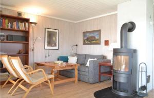 Bjerregårdにある2 Bedroom Amazing Home In Hvide Sandeのリビングルーム(薪ストーブ付)