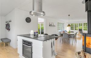 Dapur atau dapur kecil di Awesome Home In Jægerspris With Wifi