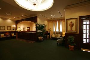 un vestíbulo con una sala de espera con un gran techo en Dukes Hotel Nakasu, en Fukuoka