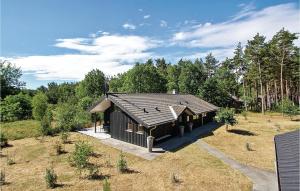Vester Sømarkenにある3 Bedroom Stunning Home In Aakirkebyの畑の小屋