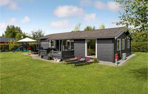 een zwart tiny house met stoelen en een speeltuin bij Stunning Home In Eskebjerg With Kitchen in Eskebjerg