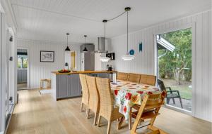 cocina y comedor con mesa y sillas en Stunning Home In Eskebjerg With Kitchen, en Eskebjerg