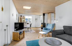 Sønder Bjert的住宿－Bedste Bo，带沙发和电视的客厅