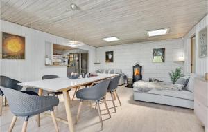 una sala da pranzo e un soggiorno con tavolo e sedie di Nice Home In Ebeltoft With Sauna a Ebeltoft