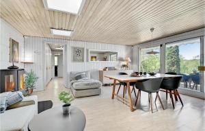 un soggiorno con tavolo e sedie di Nice Home In Ebeltoft With Sauna a Ebeltoft