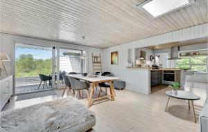エーベルトフトにあるGorgeous Home In Ebeltoft With House A Panoramic Viewのキッチン、リビングルーム(テーブル、椅子付)