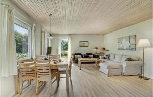 Posezení v ubytování Cozy Home In Farsø With Sauna