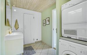 Fotografie z fotogalerie ubytování Cozy Home In Farsø With Sauna v destinaci Farsø