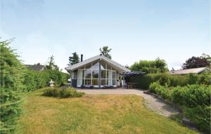 ein Haus mit Wintergarten in einem Garten in der Unterkunft 2 Bedroom Nice Home In Silkeborg in Silkeborg
