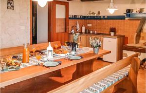 einen Tisch in einer Küche mit einem Esszimmer in der Unterkunft Nice Home In Dragozetici With House Sea View in Dragozetići