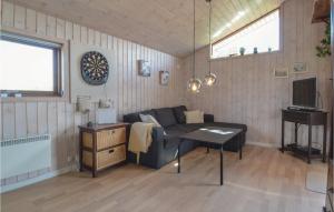 TarmにあるNice Home In Tarm With 3 Bedrooms, Sauna And Wifiのリビングルーム(ソファ、テーブル付)