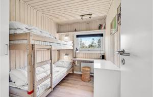 SpodsbjergにあるGorgeous Home In Rudkbing With Wifiの二段ベッド2台、シンクが備わる二段ベッドルーム1室です。