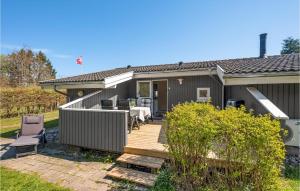 Casa con terraza, mesa y sillas en Stunning Home In Rudkbing With 3 Bedrooms, Sauna And Wifi, en Spodsbjerg