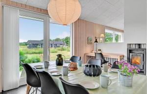 Restoran atau tempat lain untuk makan di Awesome Home In Ejstrupholm With Kitchen