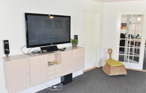 Televízia a/alebo spoločenská miestnosť v ubytovaní Lovely Home In Nordborg With Wifi