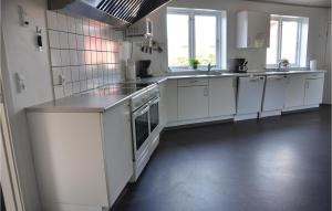 ノーポにあるLovely Home In Nordborg With Wifiの白いキャビネットと電化製品付きの広い白いキッチン