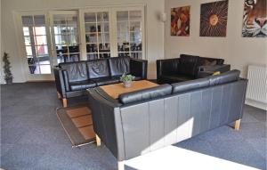 - un salon doté d'un mobilier en cuir noir et d'une table dans l'établissement Lovely Home In Nordborg With Wifi, à Nordborg