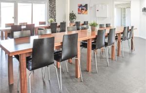 einen Konferenzraum mit einem Holztisch und schwarzen Stühlen in der Unterkunft Lovely Home In Nordborg With Wifi in Nordborg