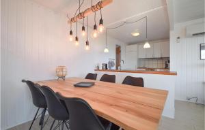 comedor con mesa de madera y sillas en Nice Home In Ebberup With 3 Bedrooms And Wifi, en Helnæs By