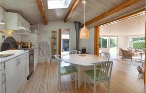 eine Küche und ein Esszimmer mit einem Tisch und Stühlen in der Unterkunft Beautiful Home In Slagelse With Kitchen in Slagelse