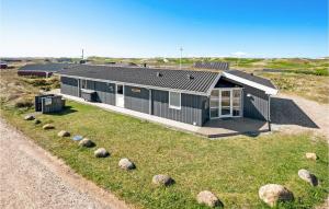 Bjerregårdにある3 Bedroom Gorgeous Home In Hvide Sandeの丘の上の家