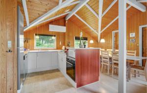 una cucina e una sala da pranzo con pareti e soffitti in legno di Beautiful Home In Sydals With Sauna a Neder Lysabild