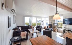 sala de estar con sofá, sillas y mesa en Nice Home In Ebberup With 3 Bedrooms And Wifi, en Helnæs By