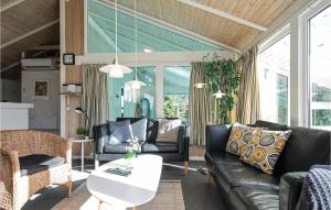 Posezení v ubytování 3 Bedroom Beautiful Home In Hjrring