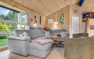 een woonkamer met een bank en een tafel bij Amazing Home In Grenaa With Sauna in Stokkebro