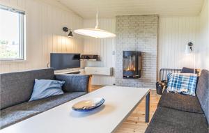 DrøsselbjergにあるAwesome Home In Slagelse With 3 Bedrooms And Wifiのリビングルーム(ソファ、テーブル付)