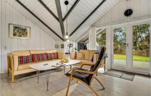 SønderhoにあるBeautiful Home In Fan With 3 Bedrooms, Sauna And Wifiのリビングルーム(ソファ、テーブル付)