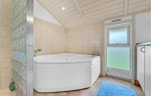 Et badeværelse på 4 Bedroom Nice Home In Sklskr
