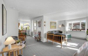 uma sala de estar com um sofá e uma mesa em 3 Bedroom Stunning Home In lbk em Ålbæk