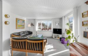 uma sala de estar com um sofá e uma mesa em 3 Bedroom Stunning Home In lbk em Ålbæk
