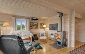 sala de estar con sofá y chimenea en 3 Bedroom Nice Home In Hjslev, en Højslev