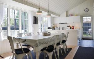 uma sala de jantar com uma mesa e cadeiras numa cozinha em Amazing Home In Hornbk With Kitchen em Hornbæk