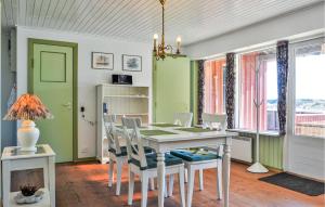 una sala da pranzo con tavolo e sedie bianchi di Two-Bedroom Holiday Home In Hvide Sande a Hvide Sande
