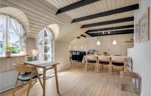 cocina y sala de estar con mesa y sillas en Awesome Home In Blvand With Sauna, en Blåvand
