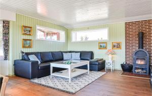 un soggiorno con divano e camino di Two-Bedroom Holiday Home In Hvide Sande a Hvide Sande