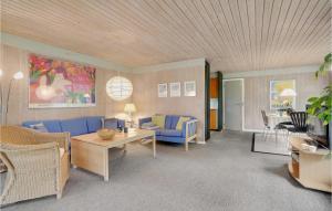 Χώρος καθιστικού στο Three-Bedroom Holiday Home In Glesborg