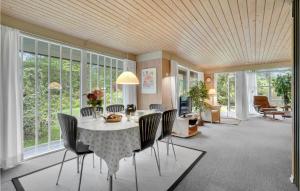 Χώρος καθιστικού στο Three-Bedroom Holiday Home In Glesborg