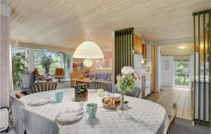 Χώρος καθιστικού στο Three-Bedroom Holiday Home In Glesborg