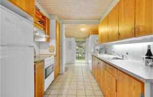 Η κουζίνα ή μικρή κουζίνα στο Three-Bedroom Holiday Home In Glesborg +18 φωτογραφίες