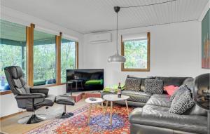 een woonkamer met een bank en stoelen en een tv bij Beautiful Home In Grsted With Wifi in Græsted