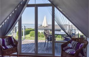 Habitación con balcón con vistas al océano. en Nice Home In Assens With House Sea View, en Assens