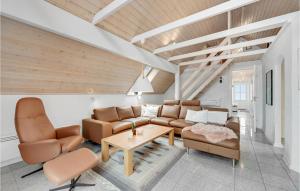 un soggiorno con un divano e un tavolo di Three-Bedroom Holiday Home In Hvide Sande a Bjerregård