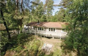 una vista aérea de una casa blanca en el bosque en Gorgeous Home In Nex With Wifi en Bedegård